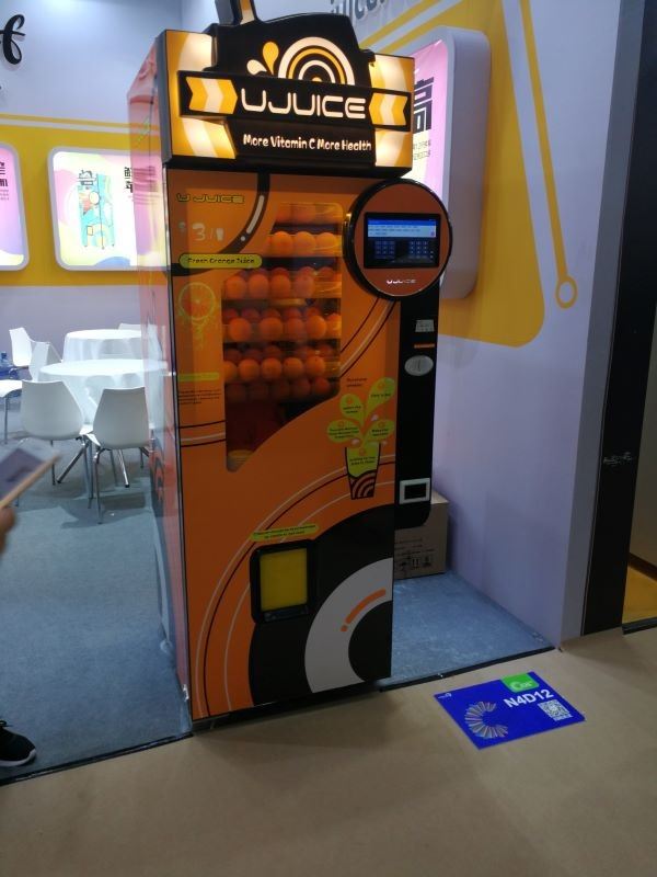 Automat na čerstvo vylisovaný pomarančový džús